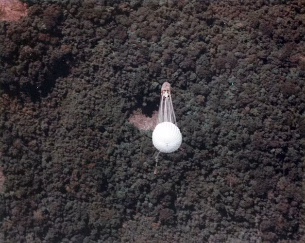 Chiếc dù màu trắng bung ra khi quả bom đang tiếp đất. Ảnh: Tapatalk.