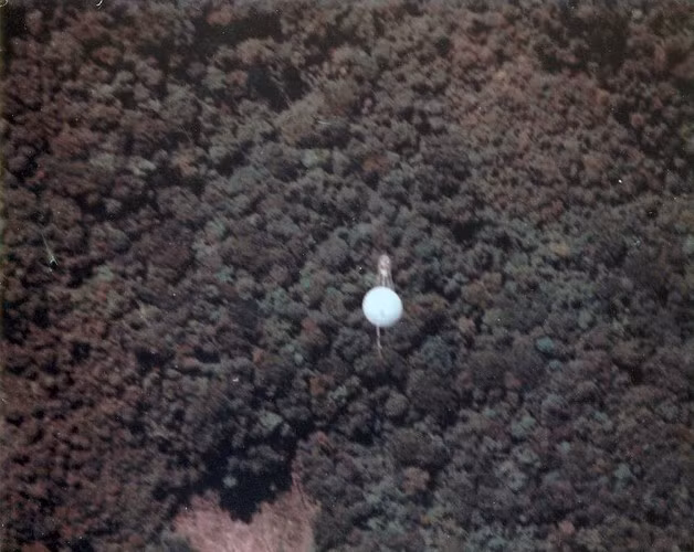 Khi dùng để phát quang rừng, bom BLU-82/B được kích nổ khi chưa tiếp đất nhằm tránh tạo hố sâu trên mặt đất. Ảnh: Tapatalk.