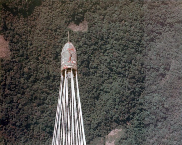 Hình ảnh một quả bom BLU-82/B được thả bằng dù từ máy bay xuống một khu rừng ở miền Nam Việt Nam thời chiến, do một cựu binh Mỹ ghi lại. Ảnh: Tapatalk.