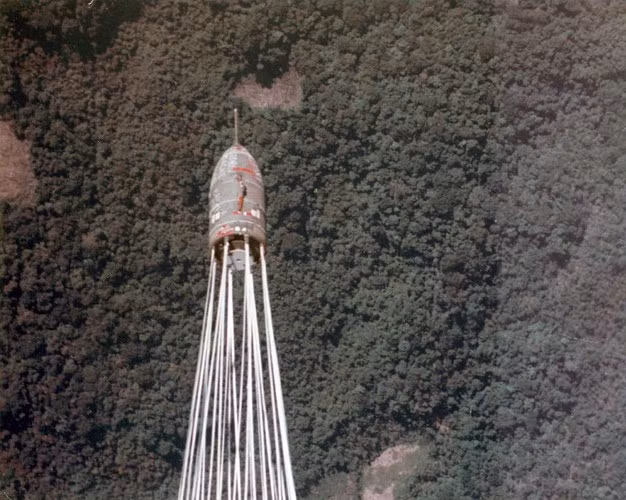 Hình ảnh một quả bom BLU-82/B được thả bằng dù từ máy bay xuống một khu rừng ở miền Nam Việt Nam thời chiến, do một cựu binh Mỹ ghi lại. Ảnh: Tapatalk.