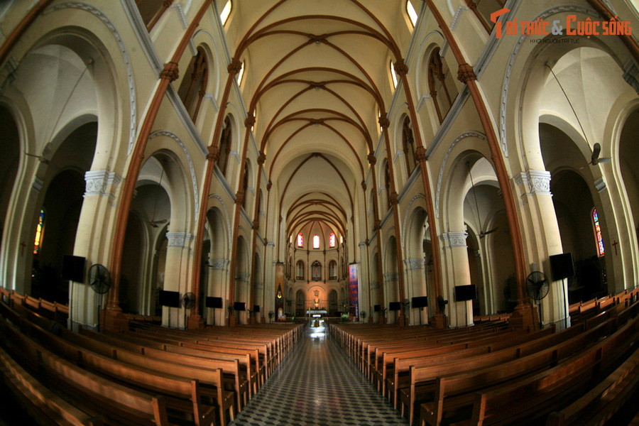  3. Phong cách kiến trúc lai Gothic – Roman đặc sắc. Cấu trúc nhà thờ Đức Bà là sự pha trộn giữa phong cách Gothic (vòm nhọn, kính màu) và Roman (mái vòm bán nguyệt, bố cục cân xứng) tạo nên vẻ đẹp hài hòa độc đáo.