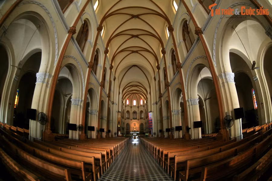  3. Phong cách kiến trúc lai Gothic – Roman đặc sắc. Cấu trúc nhà thờ Đức Bà là sự pha trộn giữa phong cách Gothic (vòm nhọn, kính màu) và Roman (mái vòm bán nguyệt, bố cục cân xứng) tạo nên vẻ đẹp hài hòa độc đáo.