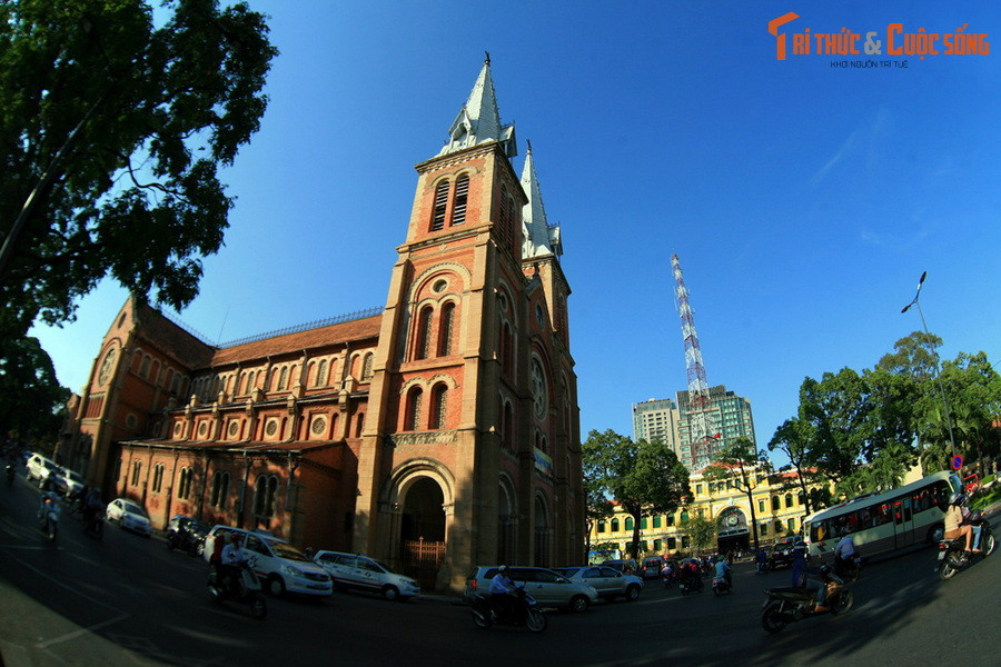  6. Tiếng chuông vang xa 10 km. Hai tháp chuông nhà thờ được thêm vào năm 1895, cao 58 mét, mỗi tháp chứa ba quả chuông lớn nhập từ Thụy Sĩ – tổng cộng sáu quả nặng gần 30 tấn. Khi cả sáu quả chuông cùng đổ, âm thanh có thể vang xa tới khoảng 10 km.