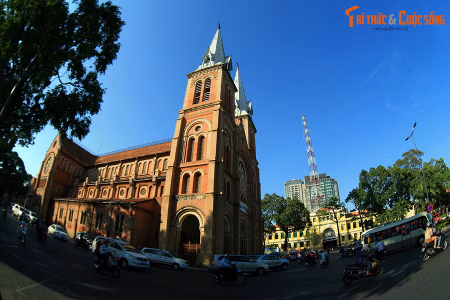  6. Tiếng chuông vang xa 10 km. Hai tháp chuông nhà thờ được thêm vào năm 1895, cao 58 mét, mỗi tháp chứa ba quả chuông lớn nhập từ Thụy Sĩ – tổng cộng sáu quả nặng gần 30 tấn. Khi cả sáu quả chuông cùng đổ, âm thanh có thể vang xa tới khoảng 10 km.