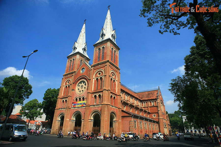  1. Tên chính thức dài và trang trọng. Tên đầy đủ của công trình là “Vương cung thánh đường chính tòa Đức Mẹ Vô nhiễm Nguyên tội”. “Nhà thờ Đức Bà” hay “ nhà thờ Đức Bà Sài Gòn” chỉ là tên gọi tắt thông dụng trong quần chúng.