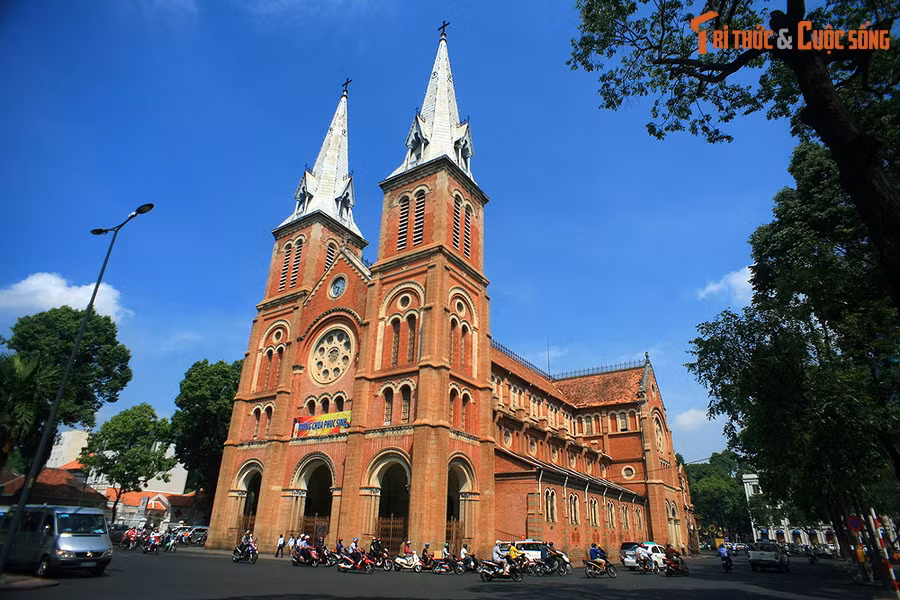  1. Tên chính thức dài và trang trọng. Tên đầy đủ của công trình là “Vương cung thánh đường chính tòa Đức Mẹ Vô nhiễm Nguyên tội”. “Nhà thờ Đức Bà” hay “ nhà thờ Đức Bà Sài Gòn” chỉ là tên gọi tắt thông dụng trong quần chúng.