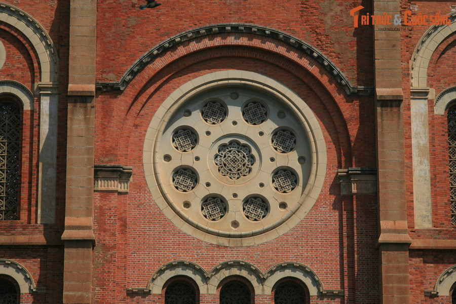  4. Gạch đỏ hơn 140 năm không bị rêu phong. Loại gạch nhập từ Marseille (Pháp) vẫn giữ nguyên màu sắc đỏ au sau hơn một thế kỷ, và đặc biệt là không bám rêu, bất chấp thời tiết nhiệt đới.