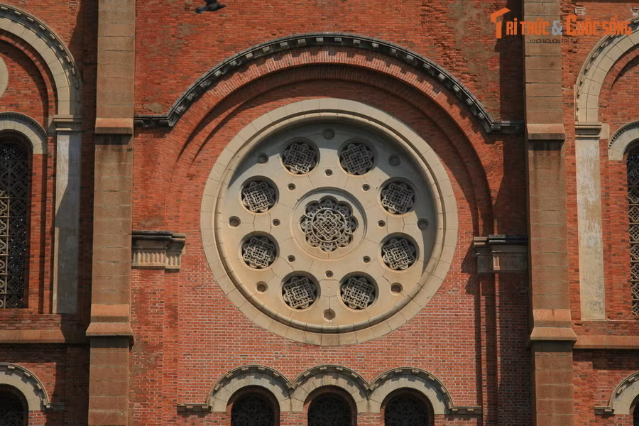  4. Gạch đỏ hơn 140 năm không bị rêu phong. Loại gạch nhập từ Marseille (Pháp) vẫn giữ nguyên màu sắc đỏ au sau hơn một thế kỷ, và đặc biệt là không bám rêu, bất chấp thời tiết nhiệt đới.