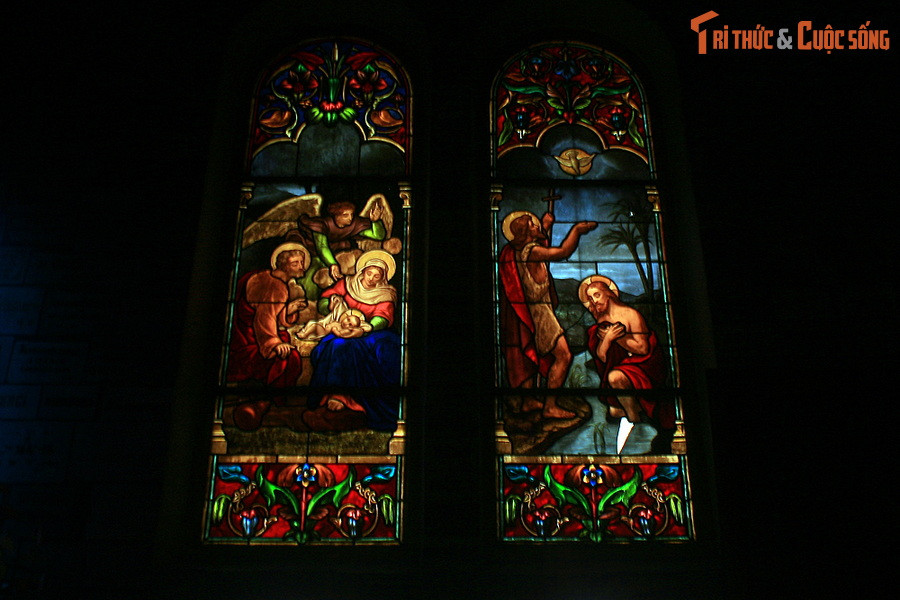  5. Kính màu nghệ thuật đậm chất Châu Âu. Hệ thống kính màu của nhà thờ được vẽ thủ công công phu, mô tả các sự kiện trong Kinh Thánh – tất cả đều do xưởng Lorin Chartres danh tiếng của Pháp sản xuất.