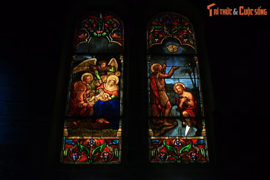  5. Kính màu nghệ thuật đậm chất Châu Âu. Hệ thống kính màu của nhà thờ được vẽ thủ công công phu, mô tả các sự kiện trong Kinh Thánh – tất cả đều do xưởng Lorin Chartres danh tiếng của Pháp sản xuất.
