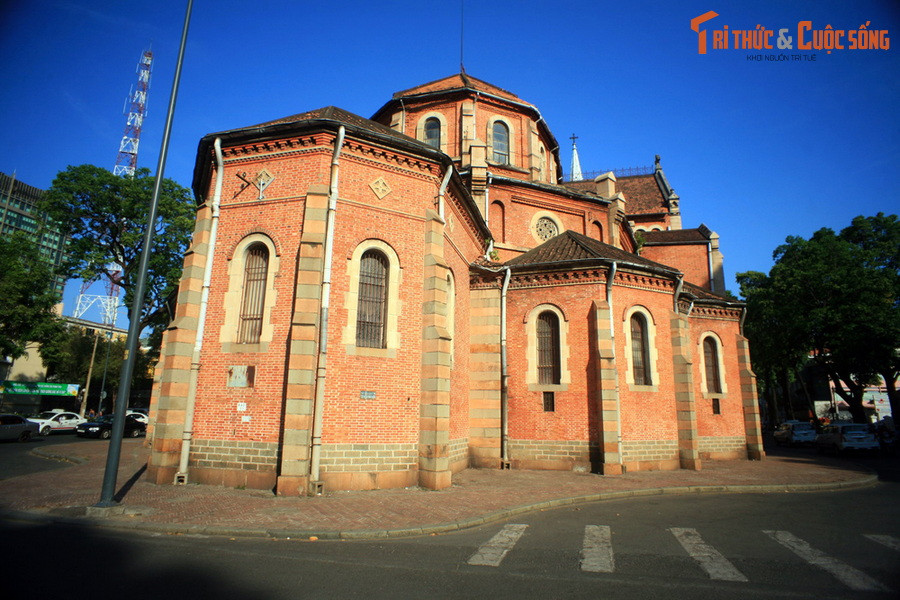  9. Không có hàng rào, hòa mình vào đô thị. Khác với hầu hết các nhà thờ lớn trên thế giới, Nhà thờ Đức Bà không có hàng rào bao quanh, tạo cảm giác mở – thân thiện, gần gũi với không gian đô thị và người dân.