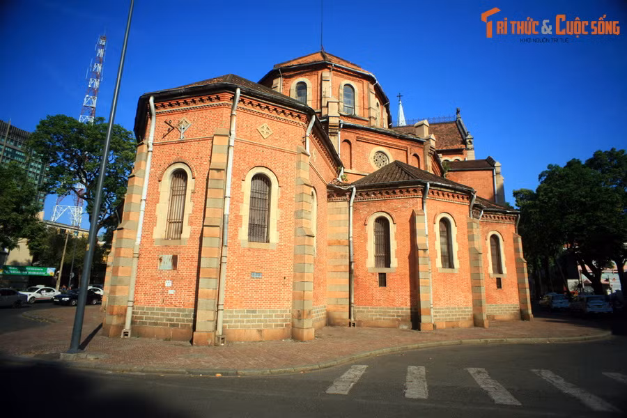  9. Không có hàng rào, hòa mình vào đô thị. Khác với hầu hết các nhà thờ lớn trên thế giới, Nhà thờ Đức Bà không có hàng rào bao quanh, tạo cảm giác mở – thân thiện, gần gũi với không gian đô thị và người dân.