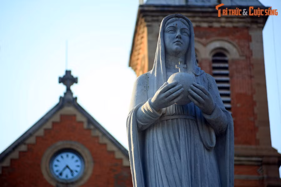  8. Từng có sự kiện “tượng Đức Mẹ nhỏ lệ”. Năm 2005, nhiều người tin rằng tượng Đức Mẹ đã rơi lệ, tạo nên làn sóng hành hương lớn trong cộng đồng Công giáo và công chúng tò mò.