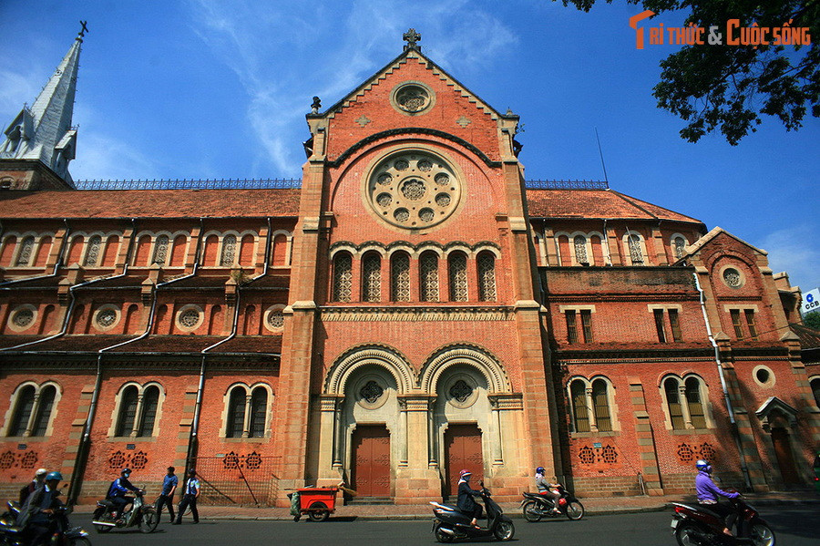  2. Xây hoàn toàn bằng vật liệu nhập từ Pháp. Toàn bộ gạch, ngói, xi măng, thép và kính màu của nhà thờ đều nhập khẩu từ Pháp, thể hiện mức độ đầu tư và công phu hiếm có cho một công trình ở Đông Dương thời bấy giờ.