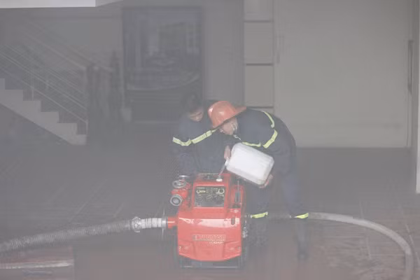 Do đám cháy lớn, bốc lên dữ dội nên phải tiếp nhiên liệu, bơm nước liên tục và đã phải nhờ đến bể nước của các công ty, dãy nhà gần hiện trường.