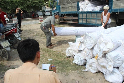 Lô hàng hơn trăm kiện vải được chở trên chiếc xe tải loại 5 tấn, BKS: 24C - 038.92 được tổ công tác công tác của Đội CSGT số 6, Công an TP Hà Nội phát hiện vào khoảng 3h50 ngày 16/11, trong lúc làm nhiệm vụ tuần tra trên tuyến đường Phạm Văn Đồng - Võ Văn Kiệt - cầu Thăng Long.