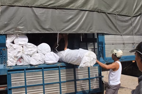 Thiếu tá Trần Phong (Tổ trưởng tổ tuần tra - Đội CSGT số 6) cho biết: "Thời điểm kiểm tra, tài xế Huy Khương Duy (25 tuổi, quê Phú Thọ) chỉ xuất trình được giấy tờ xe và bằng lái. Trong thùng phía sau, lực lượng chức năng thấy hàng trăm kiện vải". Do tài xế không xuất trình đủ các giấy tờ chứng minh nguồn gốc số hàng hóa nên tổ cảnh sát đưa về trụ sở xác minh.