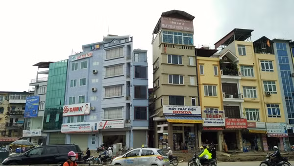 Những người đi đường ngỡ ngàng trước hình ảnh các ngôi nhà với hình thù đặc biệt.