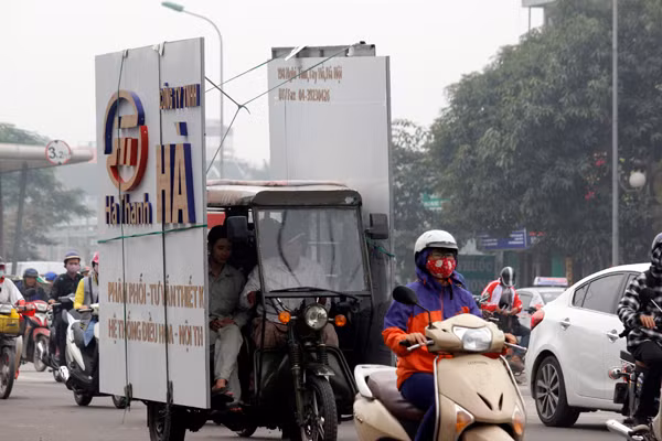 Sau một thời gian bị lực lượng CSGT Hà Nội ra quân xử lý mạnh thì những ngày gần đây, nhiều chiếc xe ba gác, xe máy chế thêm xe kéo phía sau... chở đủ thể loại hàng hóa cồng kềnh, gây nguy hiểm cho người tham gia giao thông lại xuất hiện trên đường phố của Thủ đô.