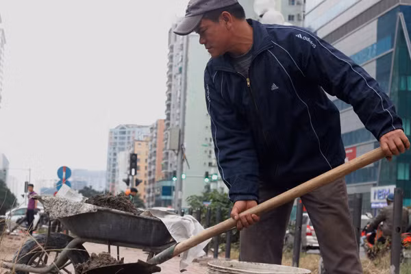 Công nhân nhanh tay làm việc.