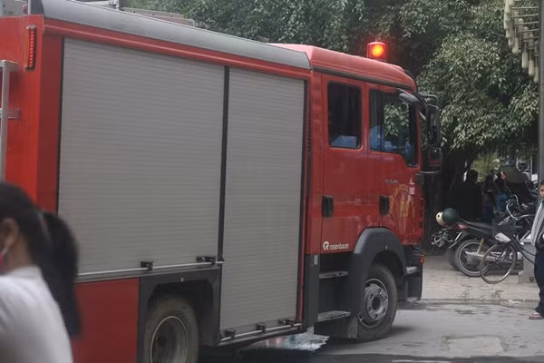 Nhận được tin báo, lực lượng cứu hỏa khẩn trương đến hiện trường để xử lý vụ việc.