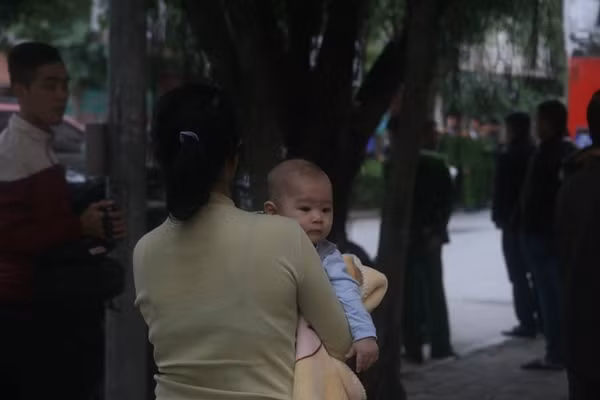 Do vụ cháy tại khu đô thị Xa La xảy ra bất ngờ nên nhiều người dân sinh sống bên trong phải ôm con nhỏ tháo chạy khỏi hiện trường.