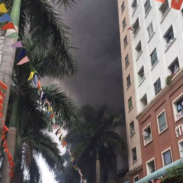 Lửa bốc lên ngùn ngụt kèm với đó là những cột khói đen đặc quánh bốc lên nghi ngút bao trùm cả khu vực.