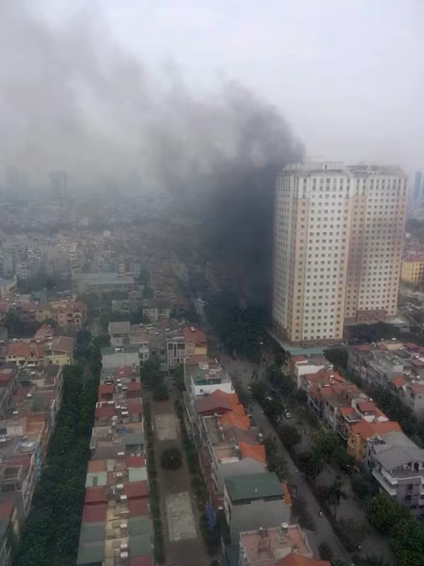 Khói đen bao trùm cả các tòa nhà liền kề.