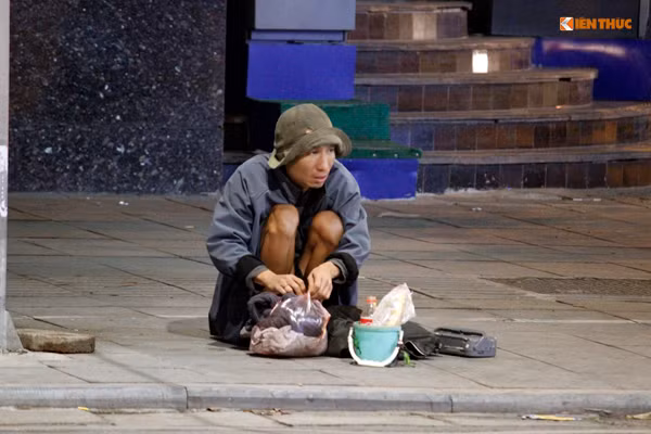  Thời tiết Hà Nội đang giá rét với nhiệt độ thấp nhất từ 14 - 17 độ C. Trong đêm lạnh, khi hầu hết những người dân Thủ đô đều chìm sâu vào giấc ngủ với chăn đắp ấm, đệm êm thì một số người lao động nghèo khổ, vô gia cư lại phải ngồi co ro ở một góc đường hoặc nhanh chóng tìm cho mình một góc nào đó khuất gió để nằm.