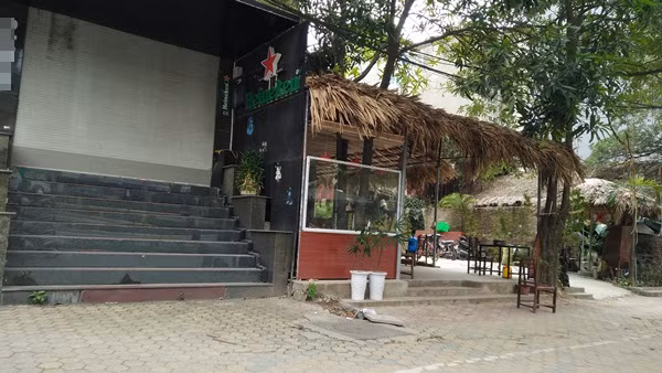 Trong khi đó, ở ngay bên cạnh tầng 1 của quán karaoke trên đường Lê Đức Thọ xuất hiện nhiều quán nhỏ được lợp bằng lá cọ, dựng bằng các cây gỗ, tre... rất dễ xảy ra hỏa hoạn.