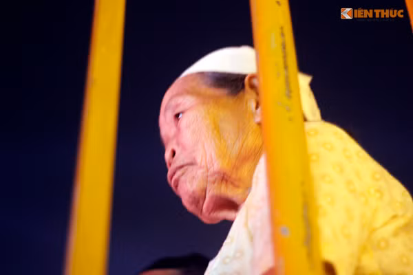 Ánh mắt chăm chú.