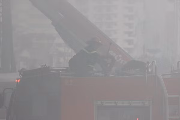 Khói bụi bay mù mịt xung quanh.