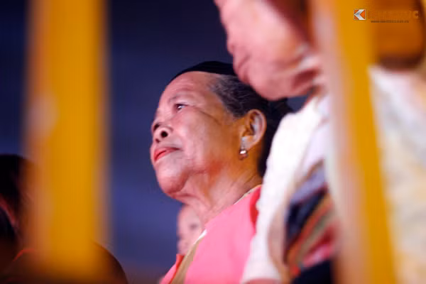 Có khá nhiều người lớn tuổi cũng tìm đến quảng trường Hòa Bình để xem pháo hoa.