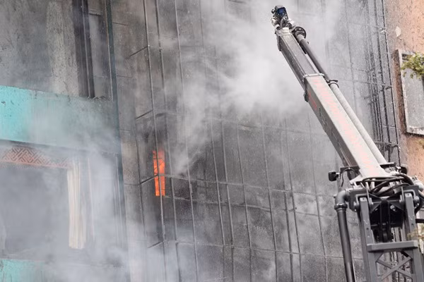 Đến 16h, ngọn lửa vẫn chưa được khống chế, xe cứu hỏa, cán bộ y tế tiếp tục được tăng cường đến hiện trường. Theo một số nguồn tin, vẫn có một số người bị mắc kẹt tại tầng 6 khu vực hiện trường vụ cháy.