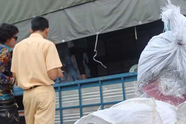 Người phụ nữ tên Nguyễn Thị Hà (quê Lào Cai) nhận là chủ số vải nói trên. Theo chị này, trên xe tải có 140 kiện vải tổng trị giá khoảng 200 triệu đồng. Trước khi bị cảnh sát giữ, xe tải chở số vải từ Lào Cai về Hà Nội tiêu thụ.