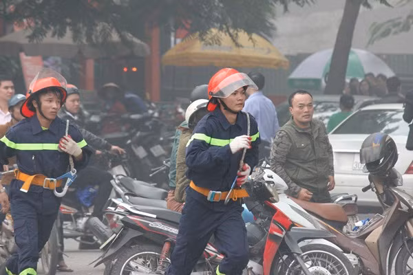 Nhận được tin báo, lực lượng PCCC Hà Nội khẩn trương đến hiện trường phối hợp với các đơn vị chức năng khẩn trương dập lửa.