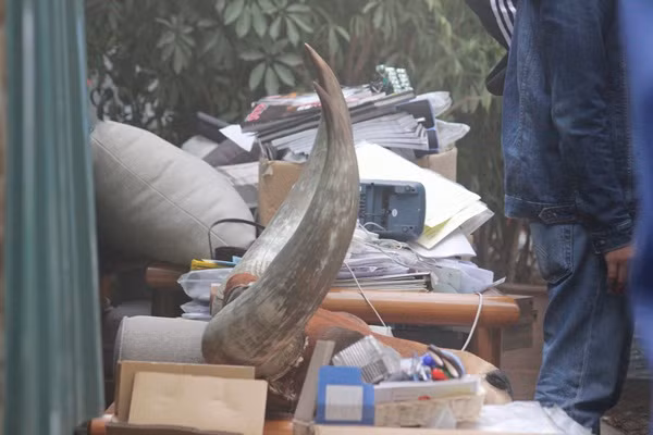 Nhiều đồ đạc vật dụng nhanh chóng được đưa ra khỏi khu vực đang cháy. Đến 16h40, đám cháy vẫn âm ỉ, lực lượng chức năng vẫn tiếp tục dập lửa.