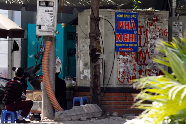 Dân Hà Nội bất chấp nguy hiểm, lấn chiếm trạm điện để kinh doanh.