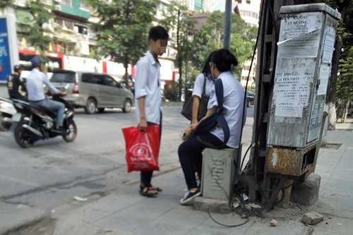 Nhóm học sinh hồn nhiên ngồi trên đầu "thần chết".