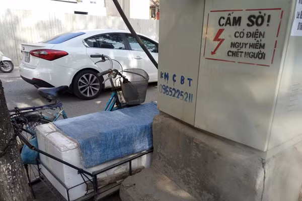 Dòng chữ "cấm sờ, có điện nguy hiểm chết người" đã được cảnh báo, tuy nhiên người dân vẫn chưa nhận thức được mối nguy hiểm đang rình rập.