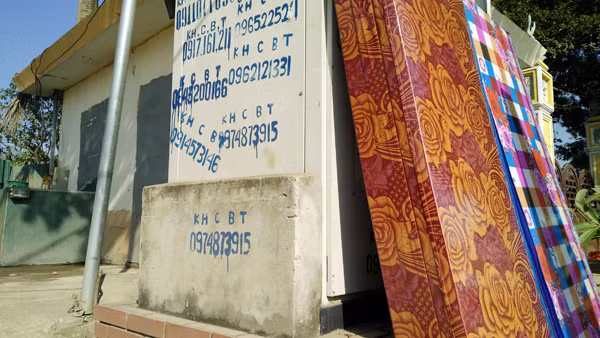 Thậm chí, một số đồ dùng dễ bốc cháy còn được người dân dựng cạnh bốt điện.