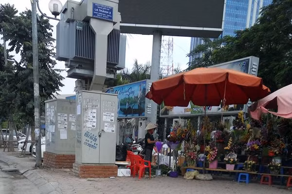 Khoảng cách an toàn giữa người dân và trạm điện dường như không còn.