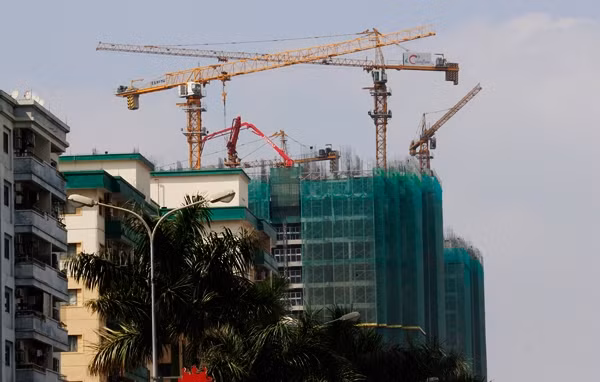 Để quá trình thi công các công trình nhà cao tầng diễn ra nhanh chóng, thuận lợi, rất nhiều thiết bị kỹ thuật tiên tiến, hiện đại, to lớn như các cần cẩu đã được đưa vào sử dụng, bên cạnh sức người.