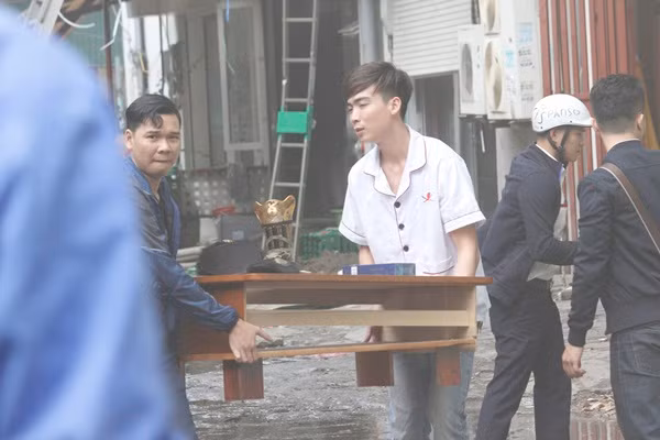 Nhiều nhà hàng, quán ăn ở liền kề các ngôi nhà bị cháy khẩn trương huy động nhân viên vận chuyển đồ đạc, vật dụng bên trong ra ngoài, tránh xảy ra sự cố đáng tiếc nếu lửa tiếp tục lan sang.