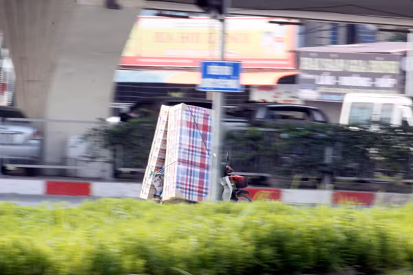 Di chuyển với tốc độ rất nhanh dưới chân cầu vượt Mai Dịch.