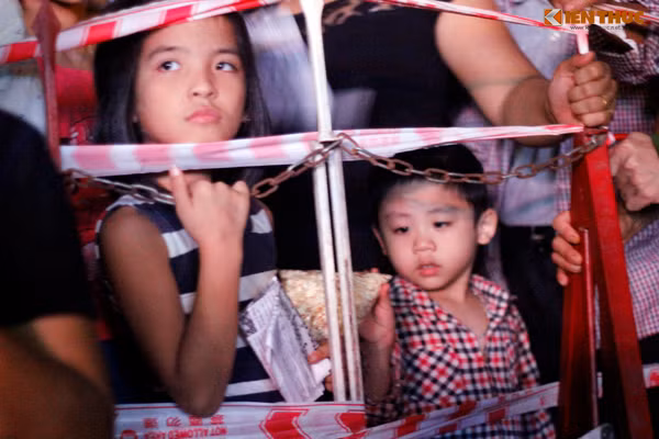 Do lượng người tập trung đến quảng trường Hòa Bình đông nên một số khán giả nhí phải len lỏi tìm chỗ đứng.