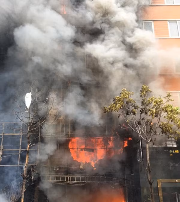 Vụ cháy karaoke 13 người chết ở Hà Nội xảy ra vào ngày 1/11 tại dãy nhà trên phố Trần Thái Tông (quận Cầu Giấy) vẫn đang khiến dư luận bàng hoàng.