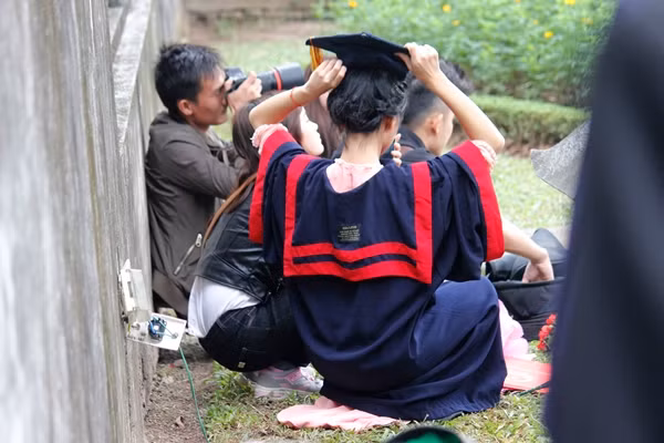 Túm tụm nhau ngồi lên cỏ.