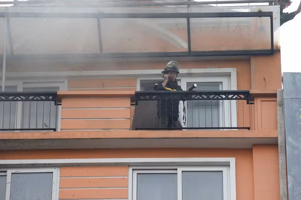 Thông báo liên tục các thông tin từ bên trong dãy nhà đang cháy qua đàm để các lực lượng biết được, đồng thời có phương án cứu chữa kịp thời. Dù lực lượng cứu hỏa đã cố gắng hết sức nhưng hậu quả vụ cháy vẫn rất nặng nề - cháy karaoke 13 người chết ở Hà Nội.