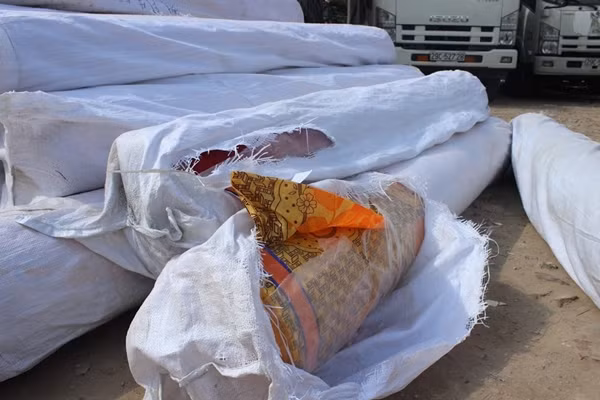 Đội CSGT số 6 đang phối hợp Công an quận Cầu Giấy kiểm đếm số kiện vải trên xe và nhanh chóng xác minh nguồn gốc.